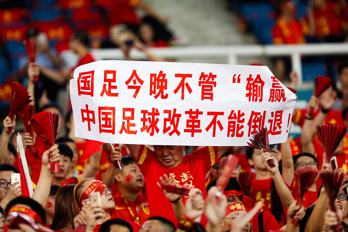 队员们拼尽全力，赛场上留下无悔的足迹